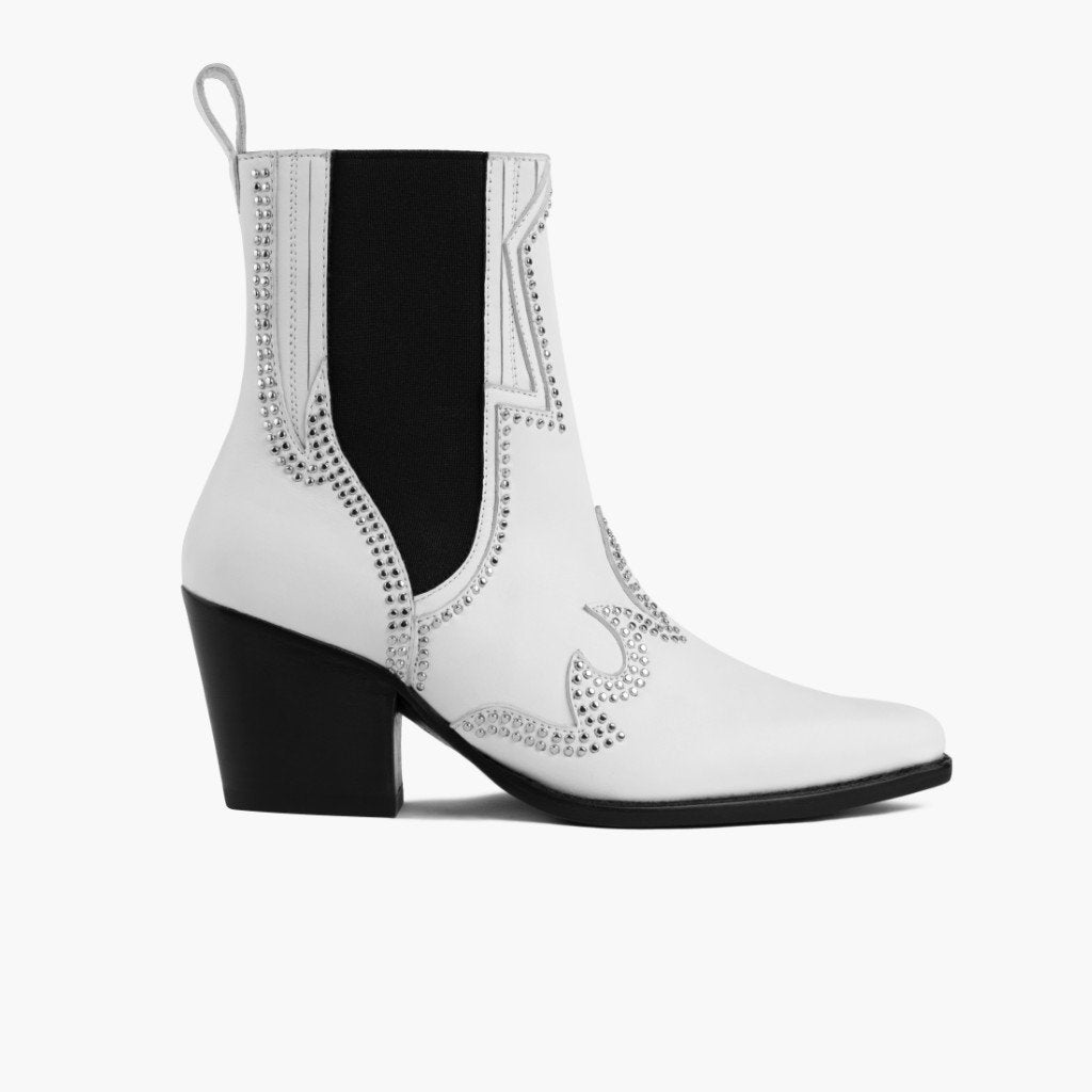 ‘Winter White’ Boots Are The Hottest Footwear Trend To Shop This Black Friday, And We Have Recommendations