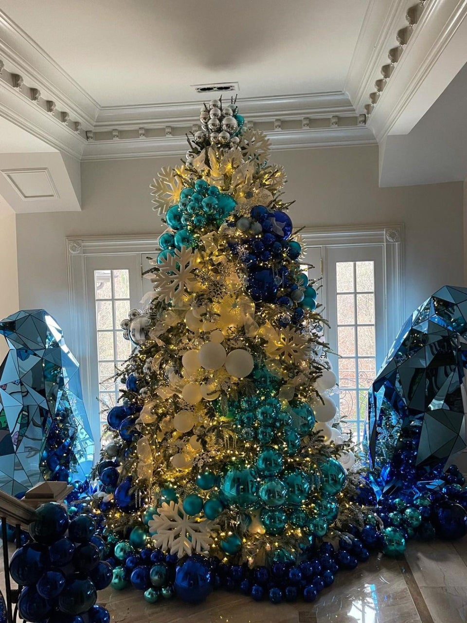 It’s Lit! The Stars Are Going All Out With Their Home Holiday Decor