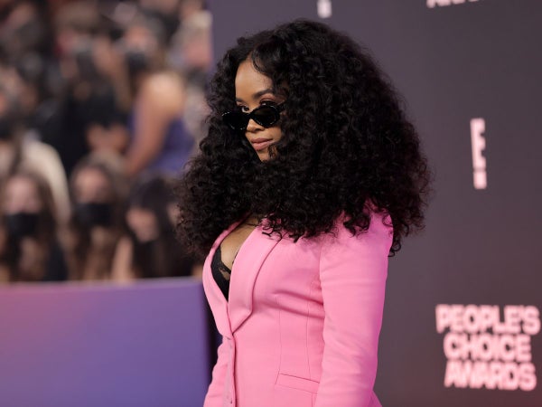 Stars Dazzled On The Red Carpet Of The 2021 E! People’s Choice Awards