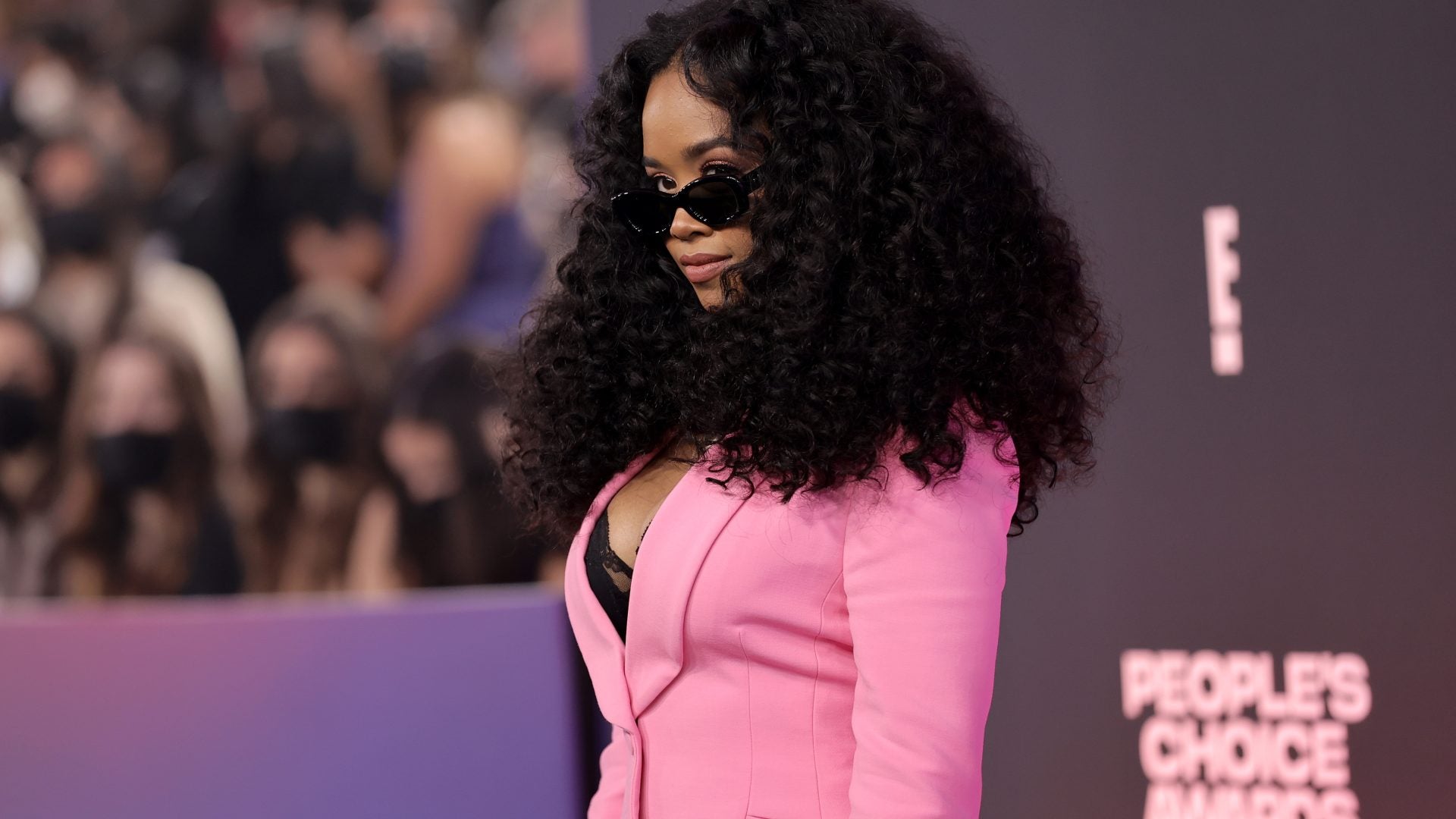 Stars Dazzled On The Red Carpet Of The 2021 E! People's Choice Awards