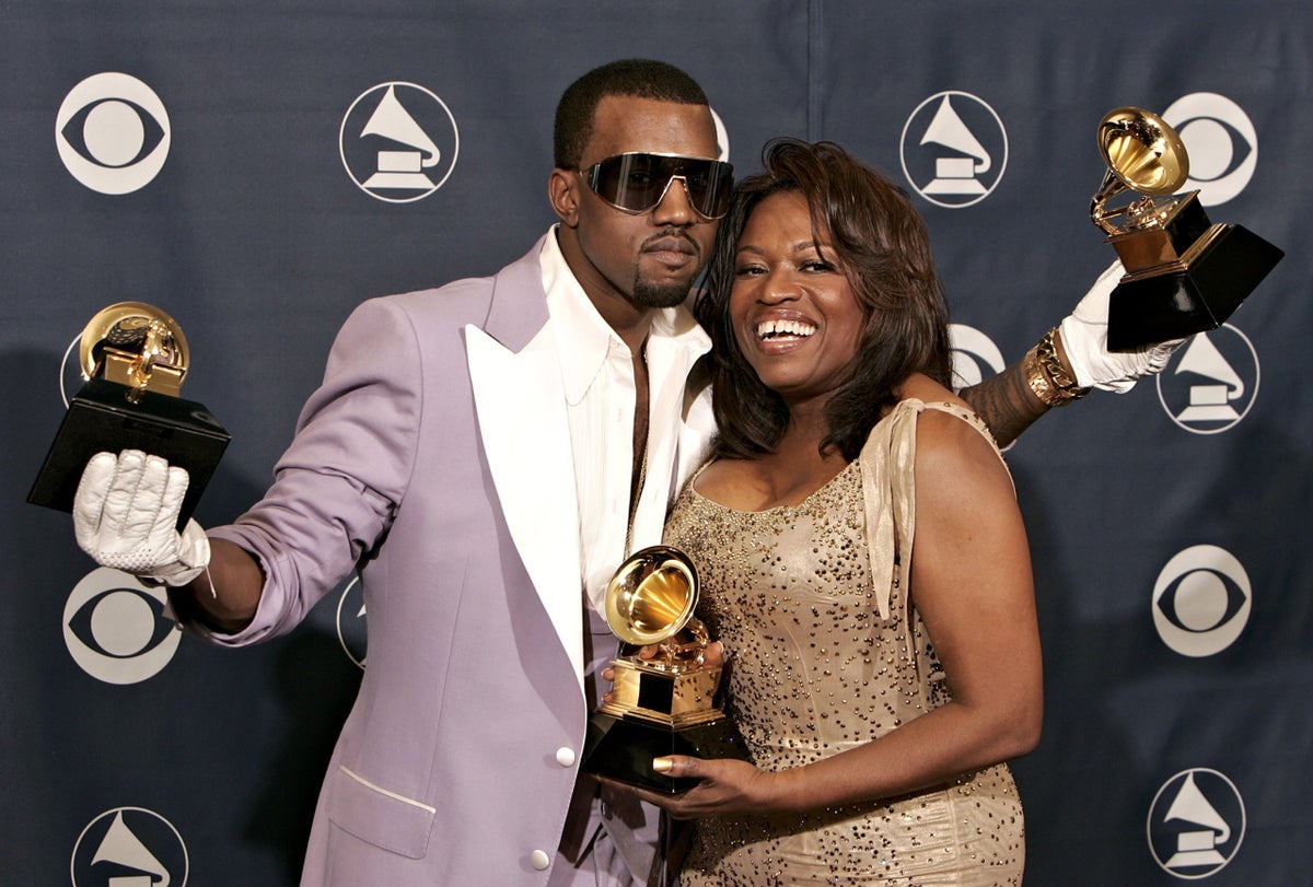 17 Photos Of Stars Attending The Grammys With Their Moms ...