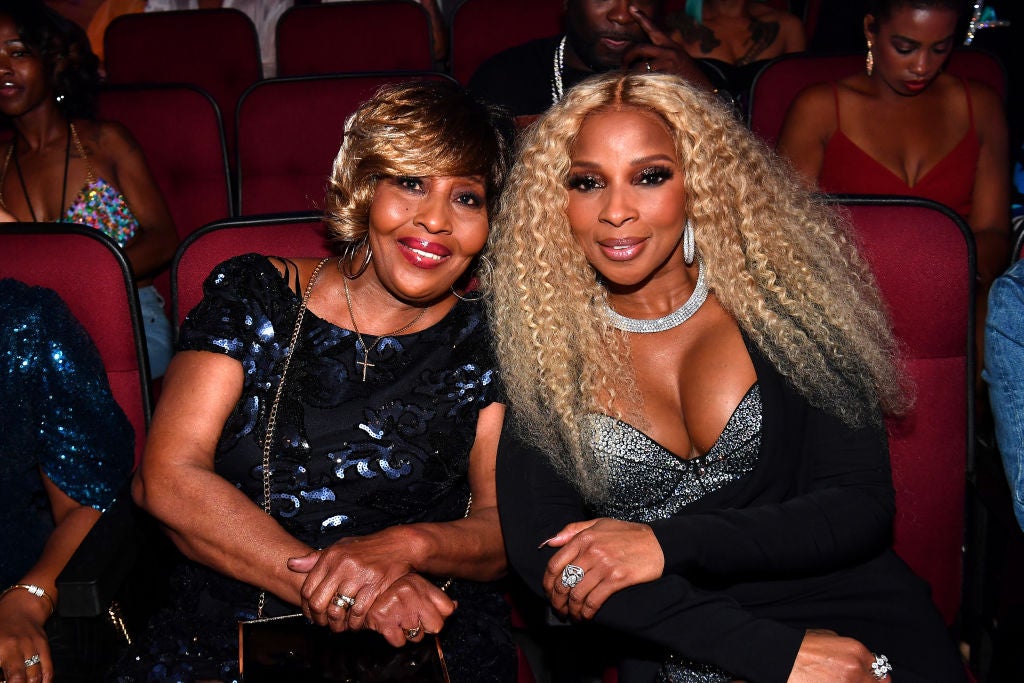 13 Sweet Photos Of Stars With Their Mothers