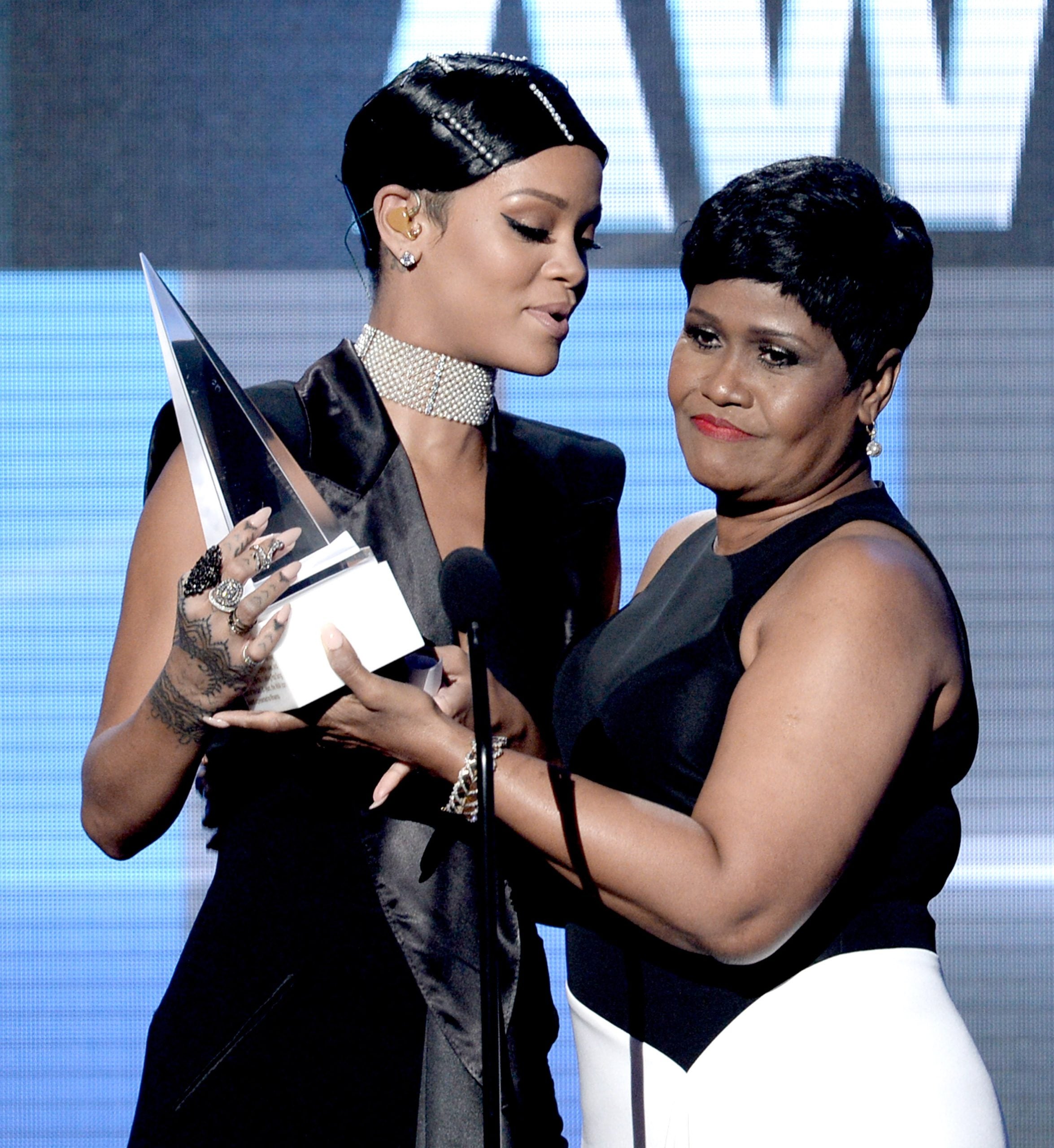 13 Sweet Photos Of Stars With Their Mothers