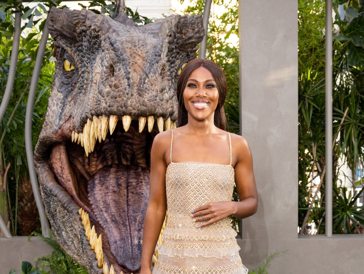 DeWanda Wise Gives Vanessa Lee Chester, The Young Black actress In 'The Lost World: Jurassic Park,' Her Flowers