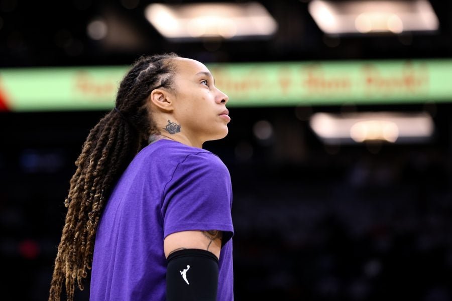 Бриттни Гринер объявила о своем возвращении в WNBA в своем первом публичном заявлении после освобождения из-под стражи в России.
