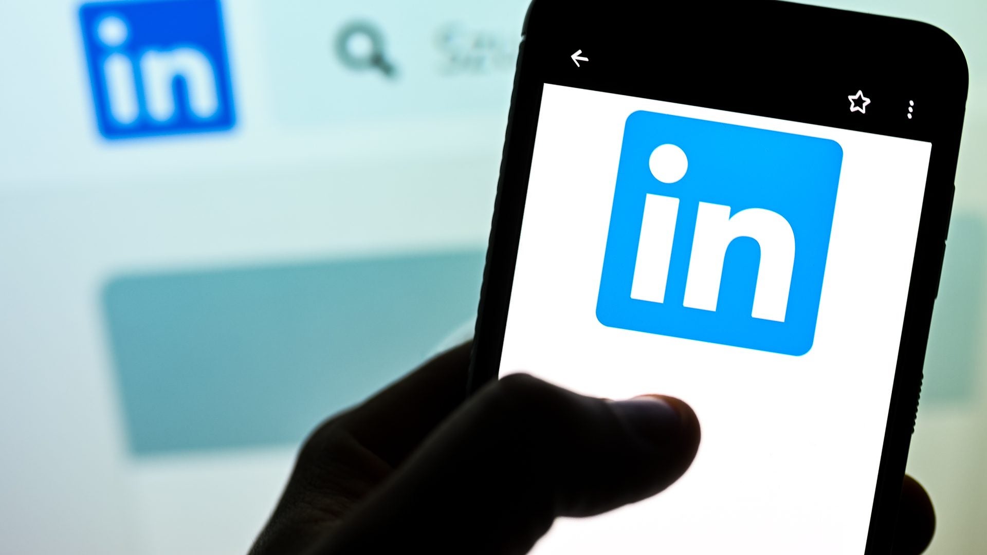 Aht, Aht—Don't Do That! These Are The LinkedIn Etiquette Tips You Need For 2023