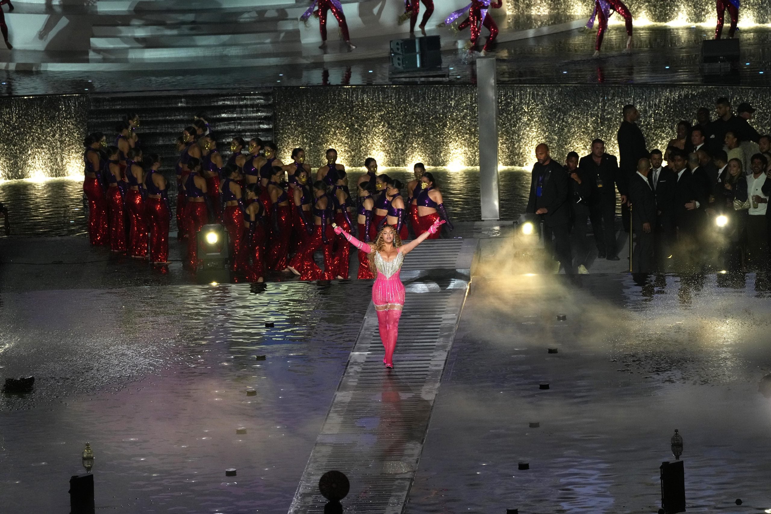 Beyoncé Returns To The Stage After A 5-Year Hiatus For The Grand Reveal of Atlantis The Royal in Dubai