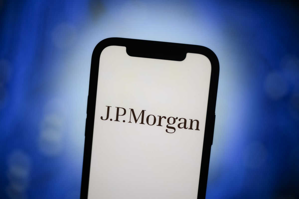 JP Morgan Is Requiring Employees To Come Into The Office 5 DaysWeekWill Your Workplace Be Next  Essence