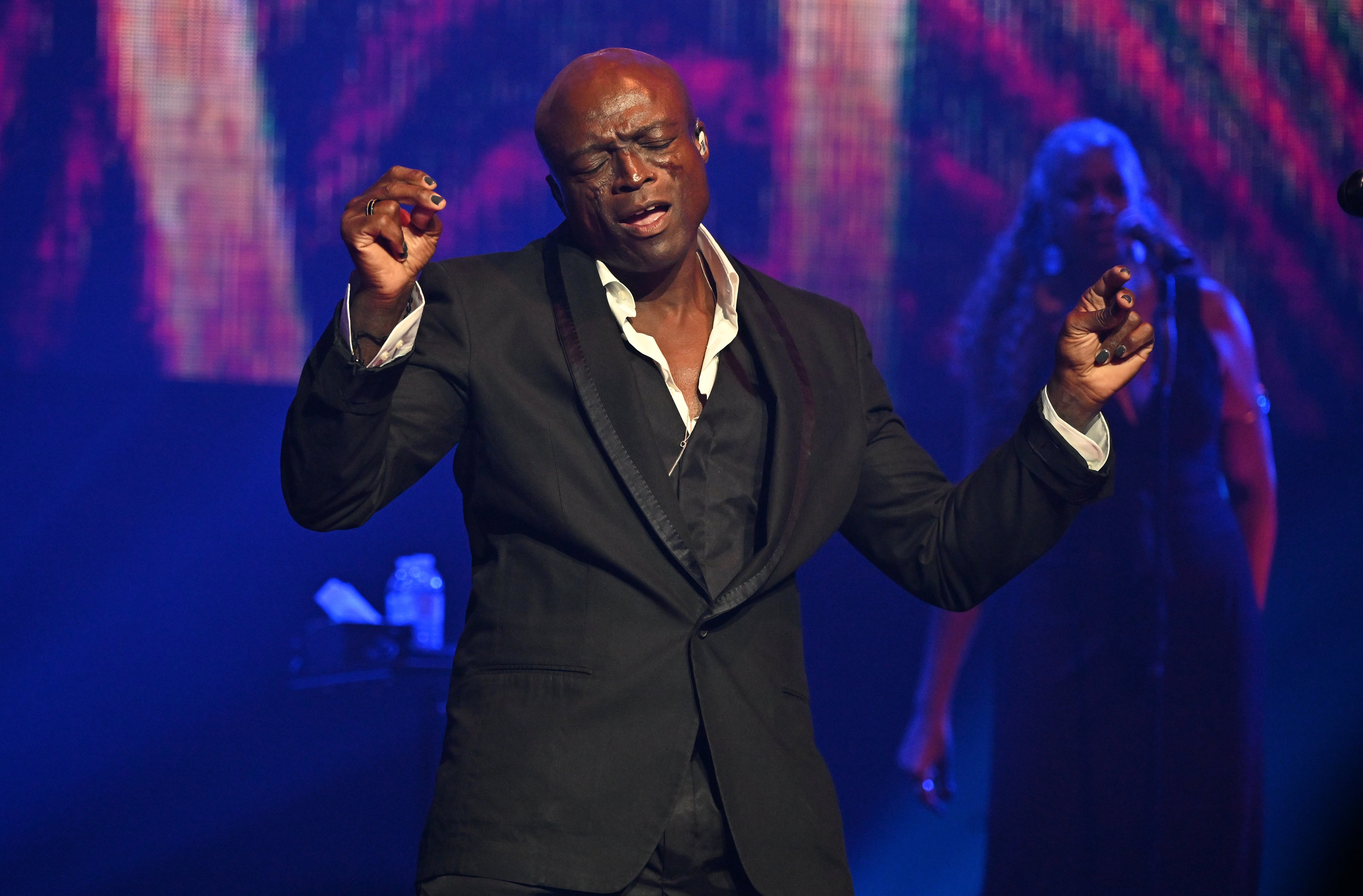 Seal Honors Tina Turner During NYC Concert: “You’ll Always Be Loved”