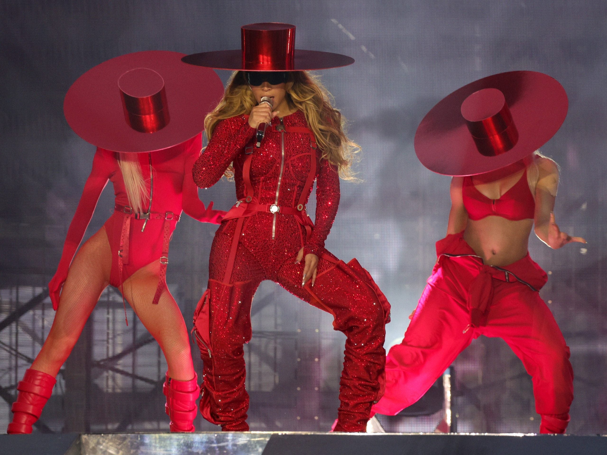 Beyoncé Wears A Custom Off-White Look For London Renaissance Tour Stop