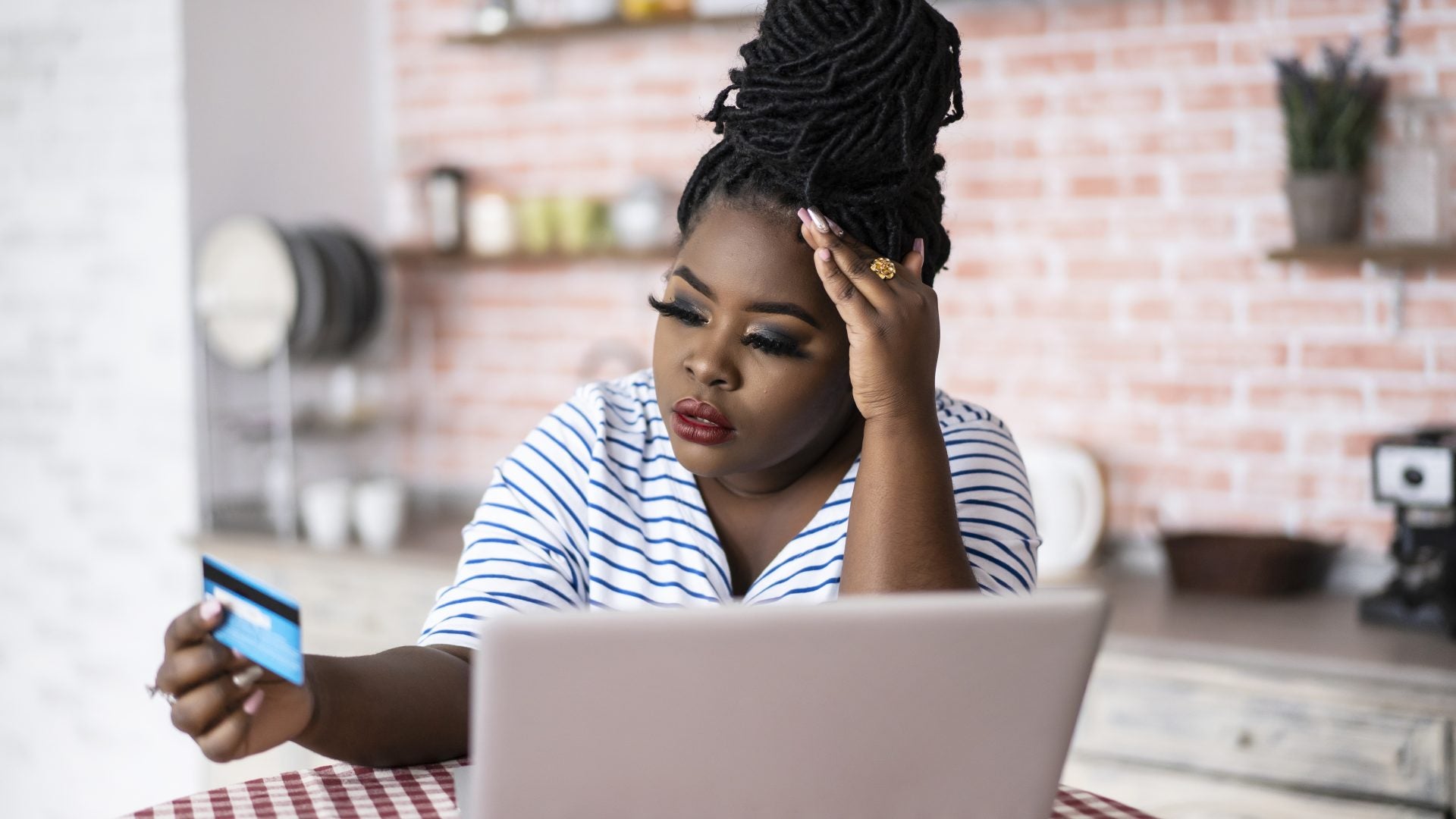 Credit Card Debt Soars To More Than $1 Trillion For The First Time In History