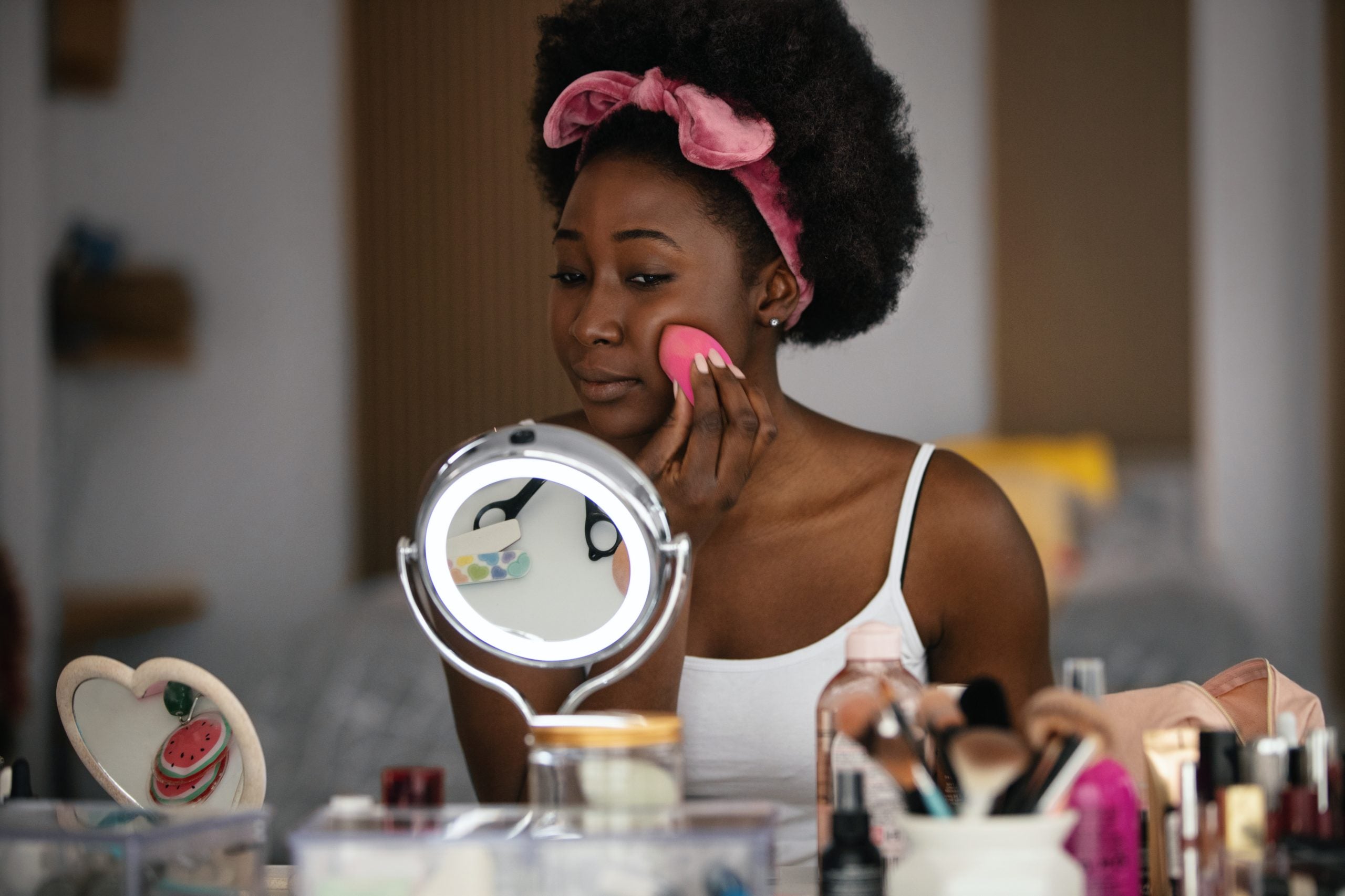 The Best Makeup Mirrors For Perfecting Those Tiny, Little Details | Essence