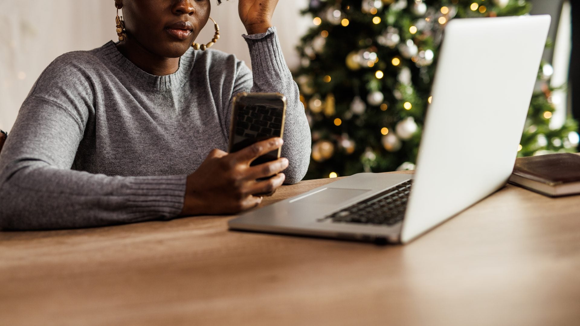 Here's How To Set Your Boundaries At Work During The Holidays