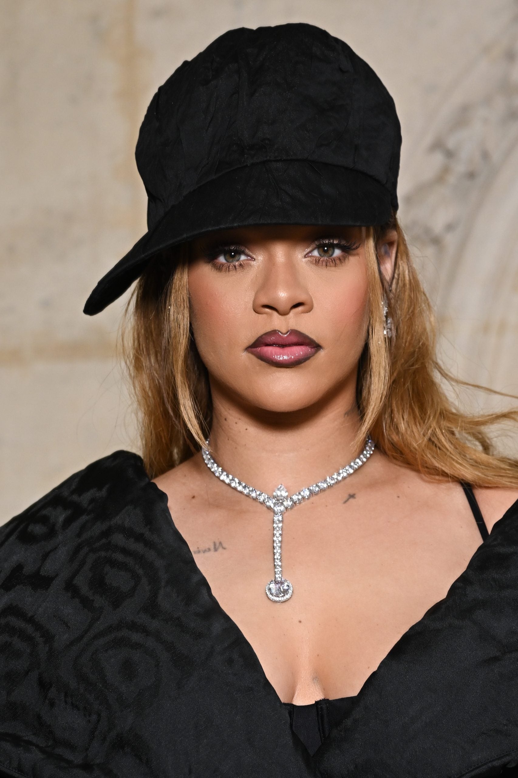 Spotted! Rihanna Arrived To Dior Couture In A Coquette Beauty Look