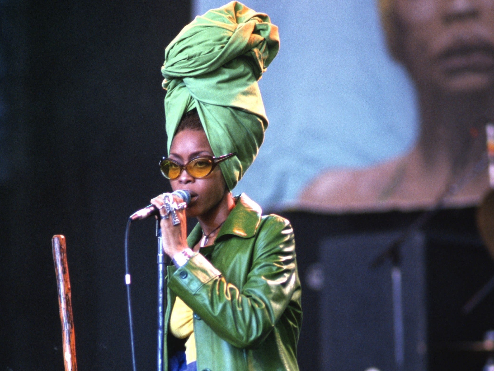 Channeling Nostalgia With This Celebrity Look: Erykah Badu
