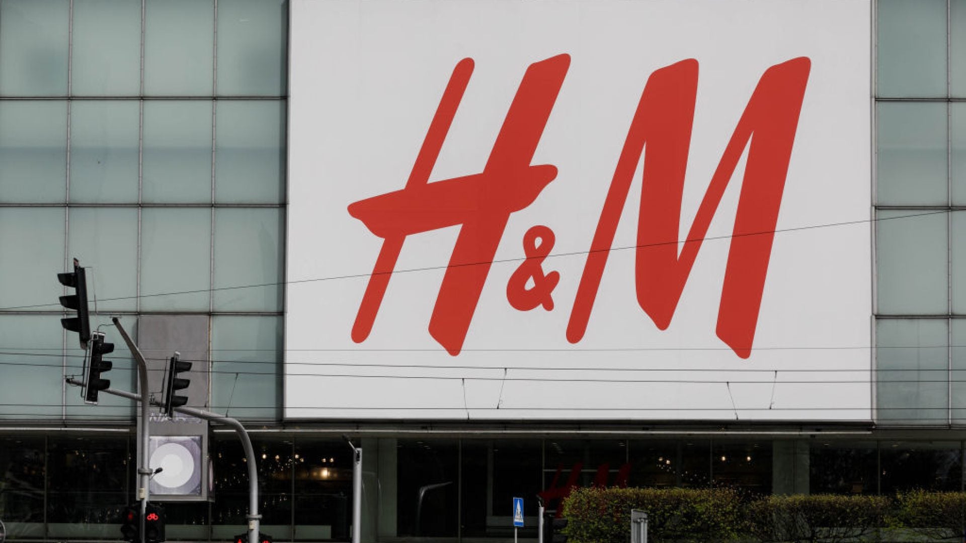 H&M Wants You To Buy From A Black Woman H&M Wants You To Buy From A Black Woman