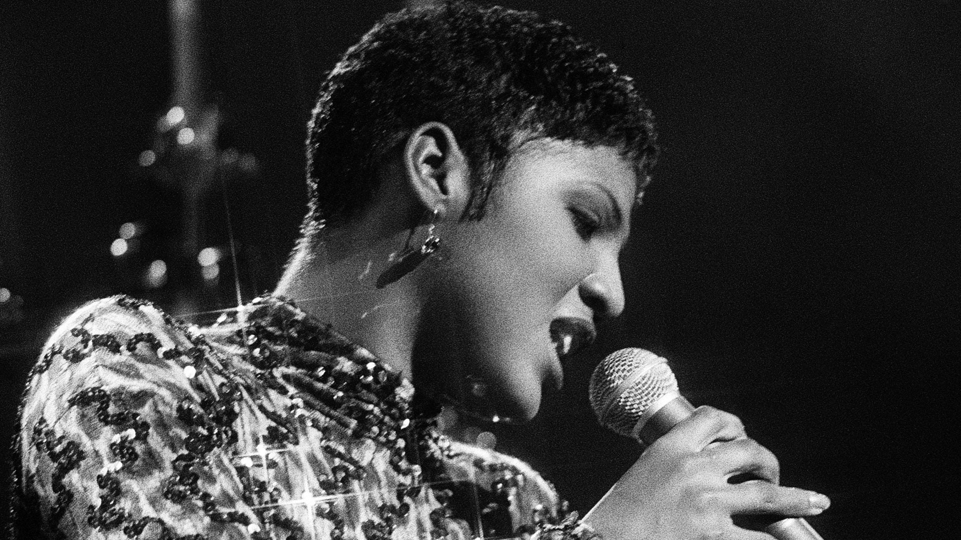 Toni Braxton's Most Iconic Beauty Looks