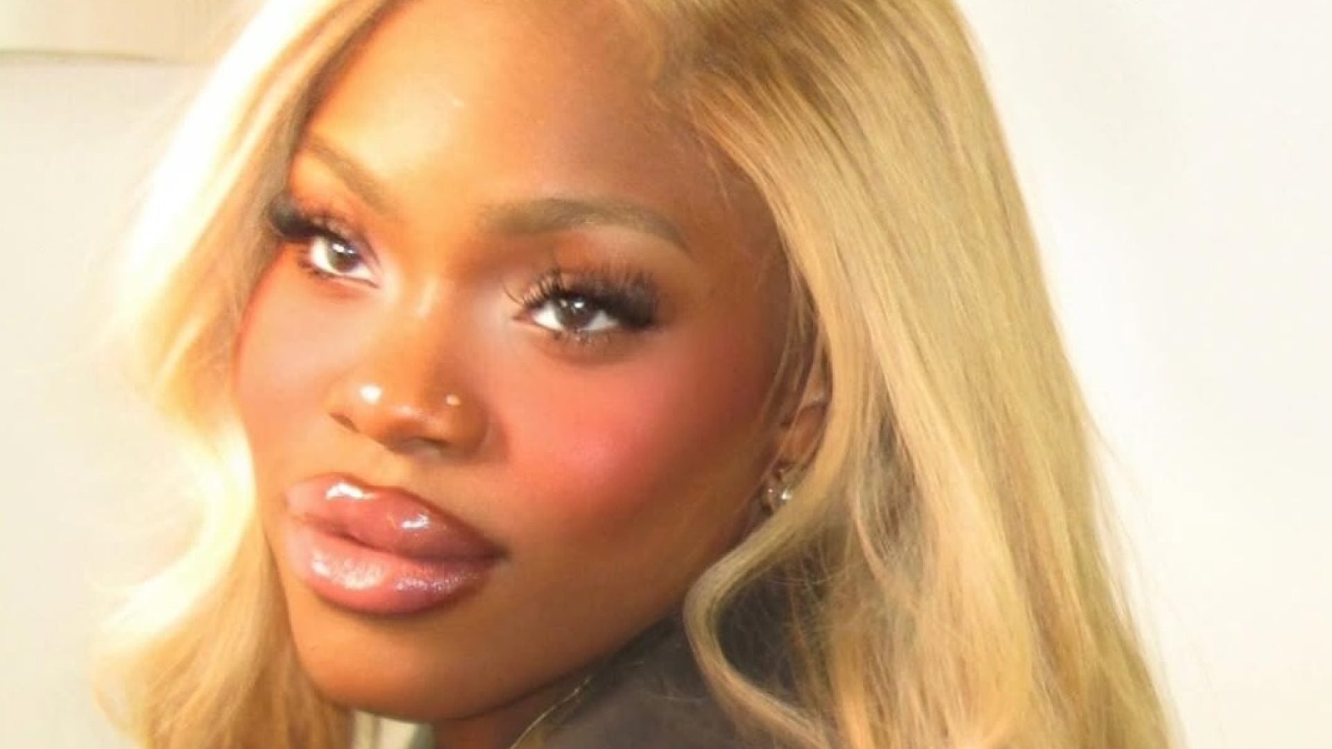 SZA’s Makeup Artist Painted By Esther Shares Her Top Glam Tips