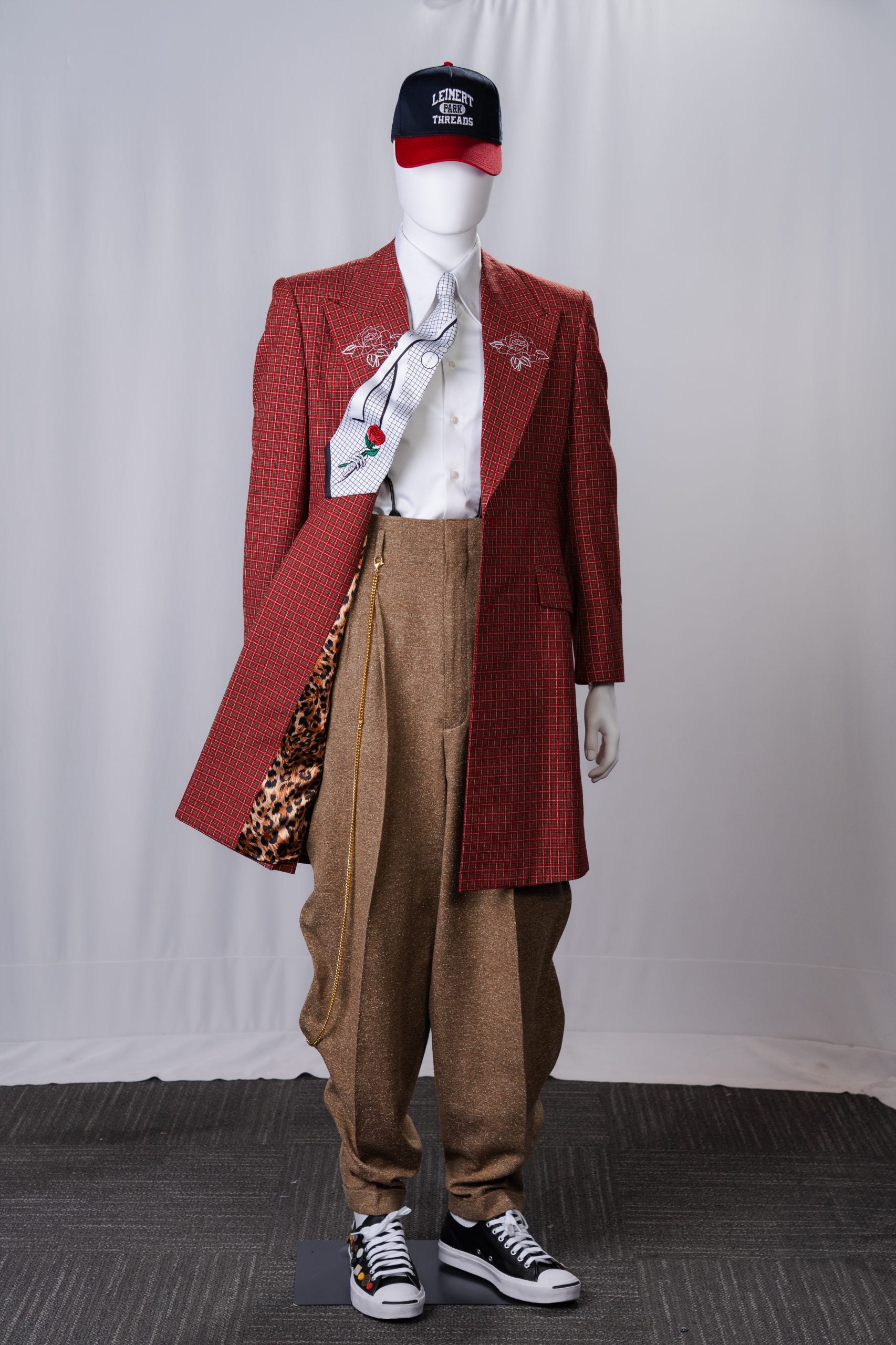 Threads of Los Angeles: Ashley Walker Debuts New Wearable Artworks at Los Angeles Public Library – Essence Threads of Los Angeles: Ashley Walker Debuts New Wearable Artworks at Los Angeles Public Library – Essence