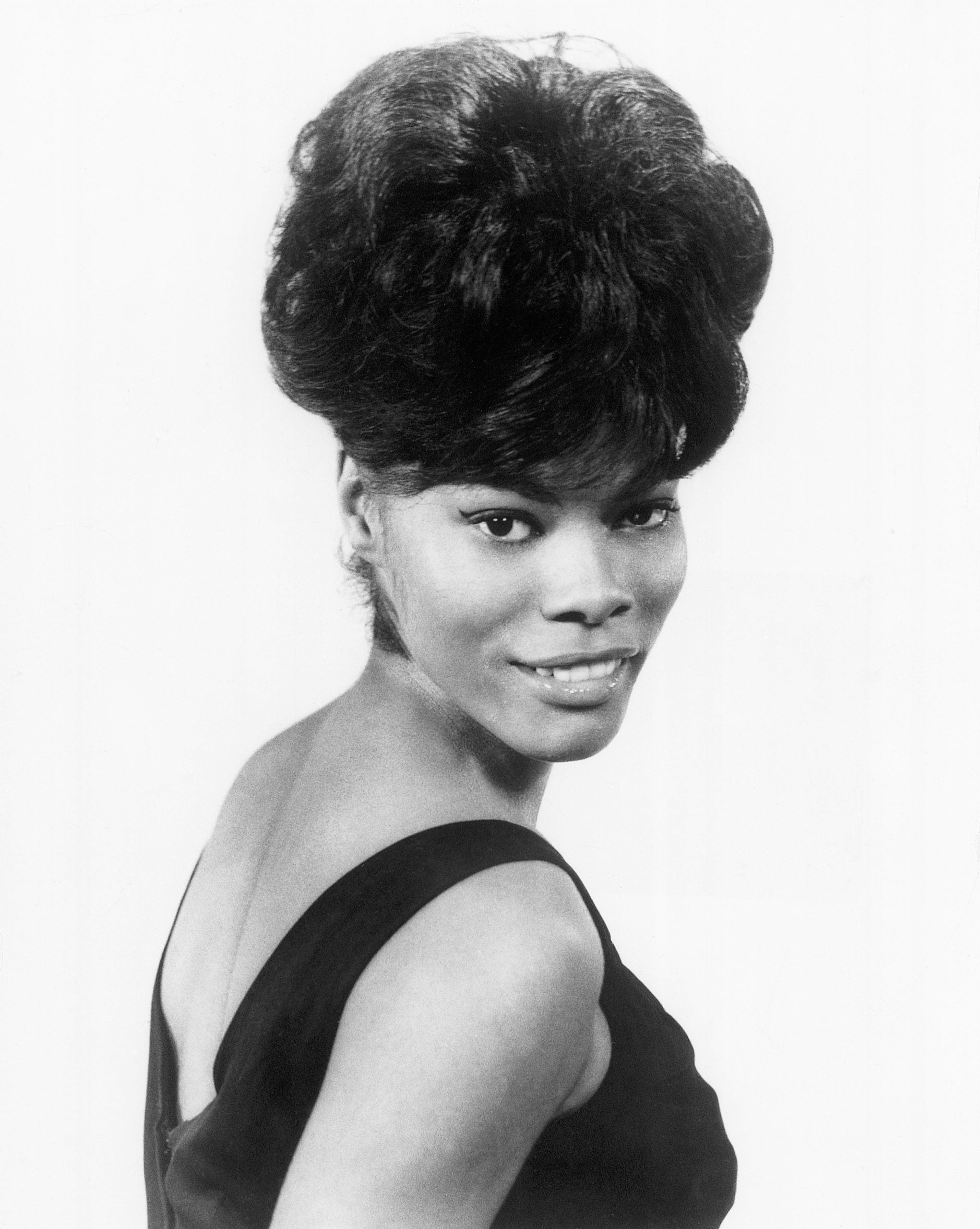 Dionne Warwick’s Iconic Beauty Moments