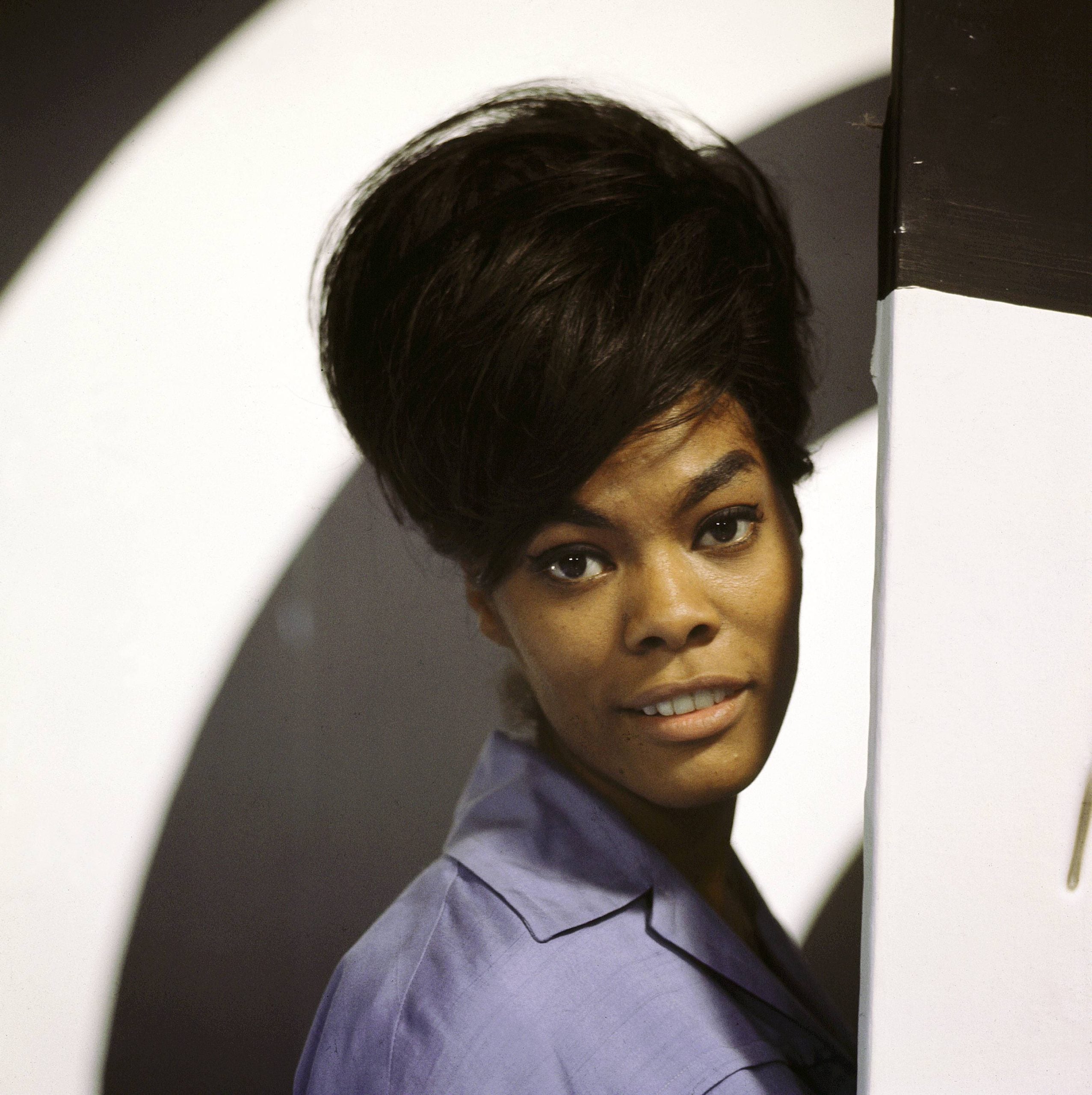 Dionne Warwick’s Iconic Beauty Moments