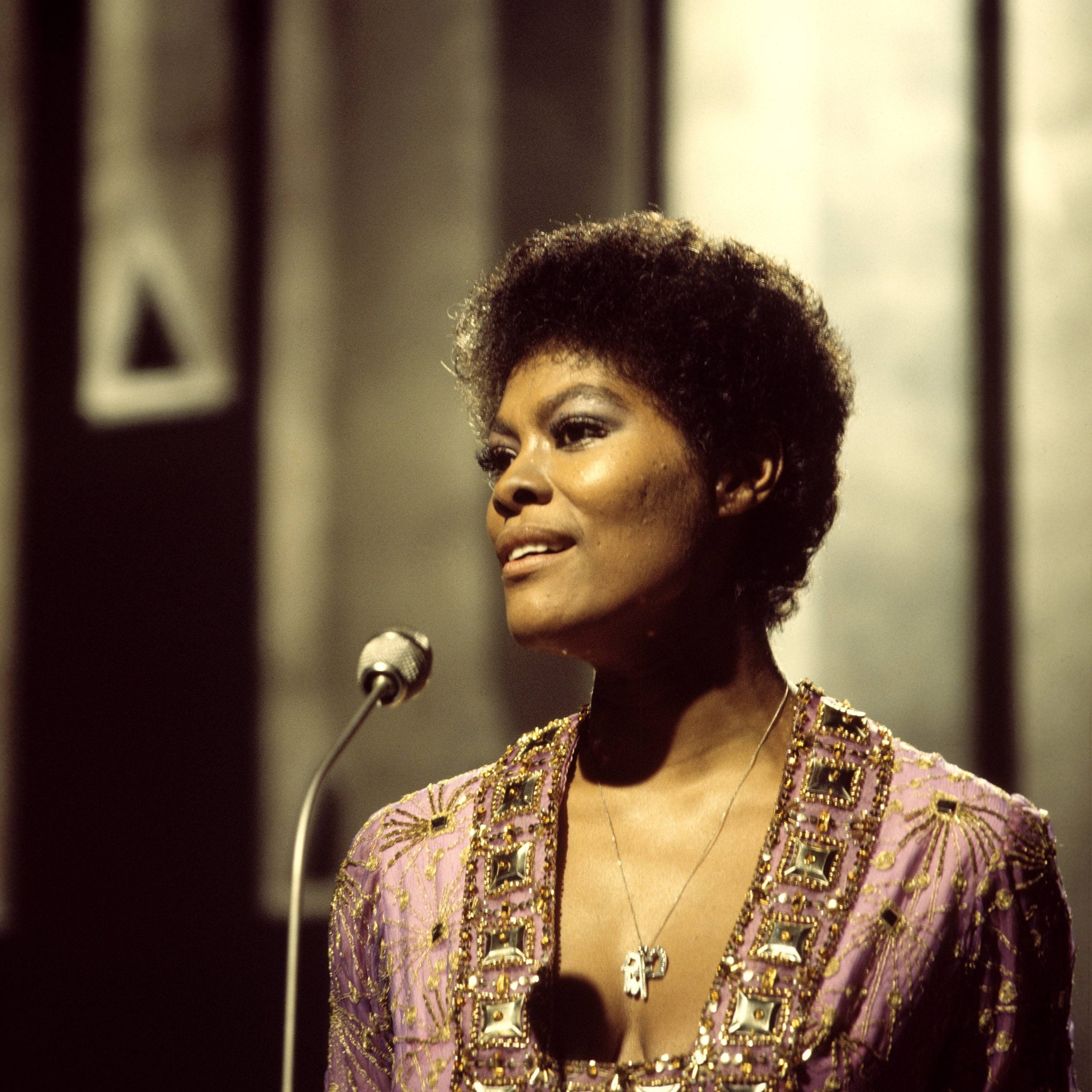 Dionne Warwick’s Iconic Beauty Moments