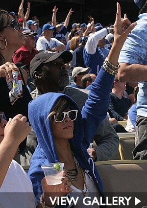 rihanna-la-dodgers-star-gazing.jpg